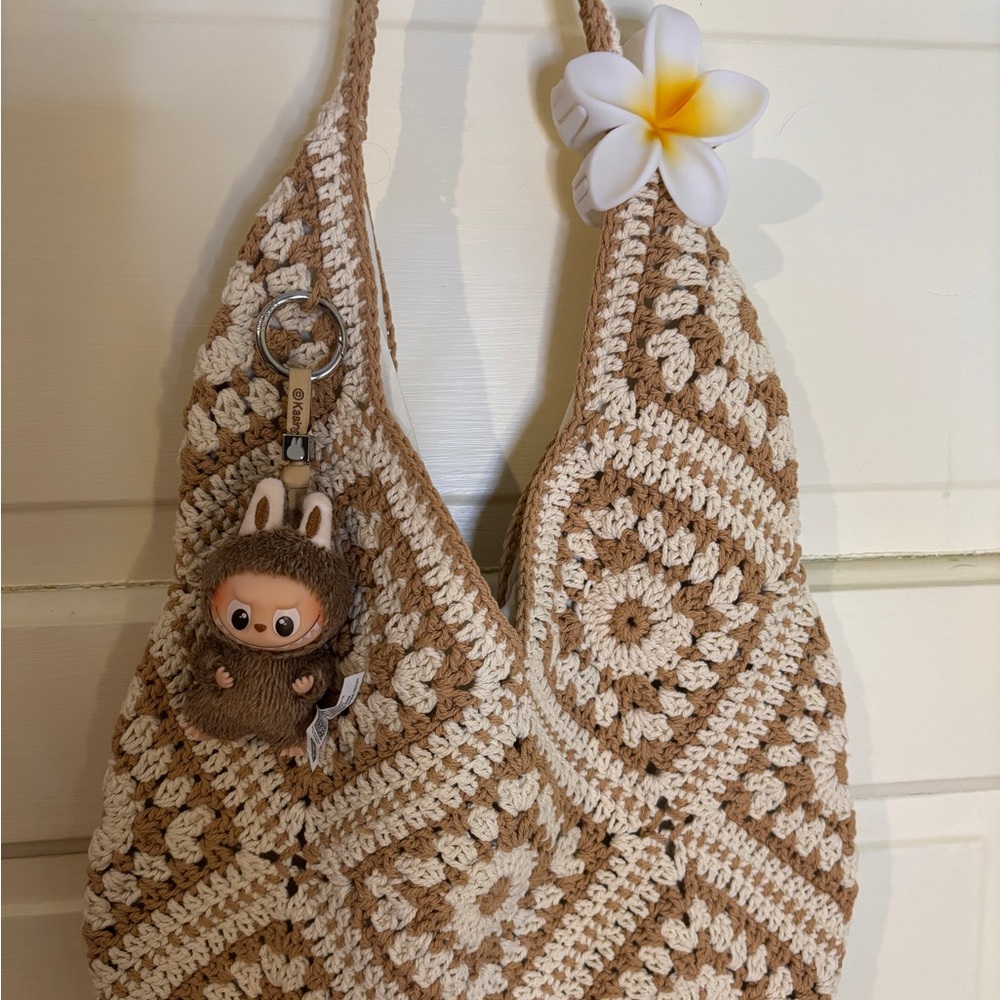 Crocheted Hobo Shoulder Bag color Tan/Cream Lined Trendy bag Cham not included - Picture 3 of 13